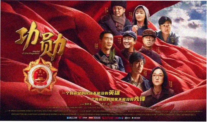 夜市摊位上分层摆放的影片索引卡与练习清单